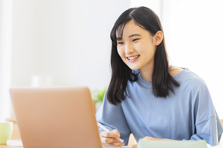 勉強する学生のイメージ