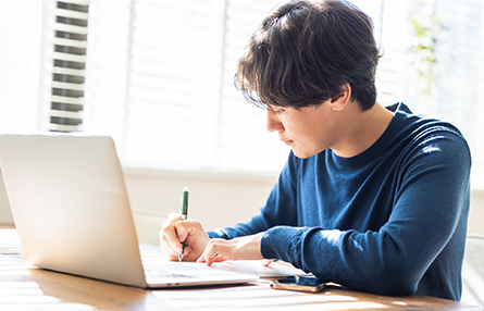 勉強する学生のイメージ